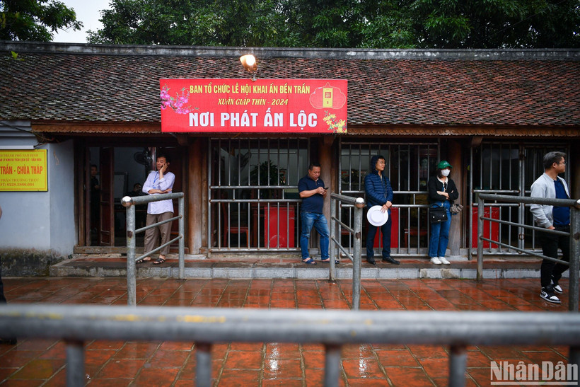 Việc phát ấn đền Trần cho nhân dân chỉ được bắt đầu từ 5 giờ sáng ngày Rằm tháng Giêng Âm lịch.