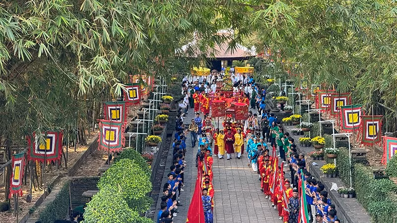 Diễu hành đón rước Lễ tại Đền Tưởng niệm các Vua Hùng, Công viên Lịch sử-Văn hóa Dân tộc. 