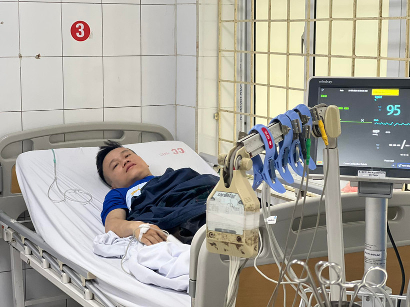 Một nạn nhân đang được cấp cứu tại bệnh viện Giao thông vận tải.