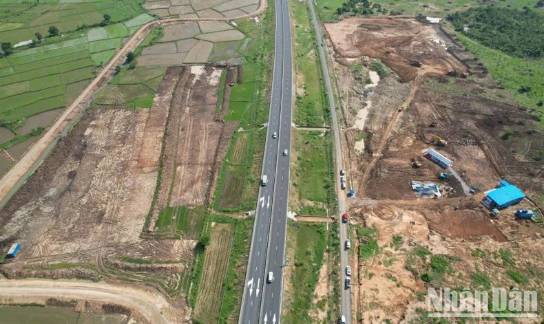 Các đơn vị thi công san gạt, thi công trạm dừng nghỉ trên tuyến cao tốc Vĩnh Hảo-Phan Thiết. 