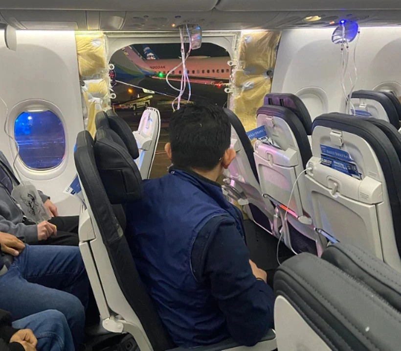 Cửa sổ và một phần thân chiếc máy bay của Hãng hàng không Alaska Airlines bung ra trong quá trình bay. (Nguồn: NBC News)