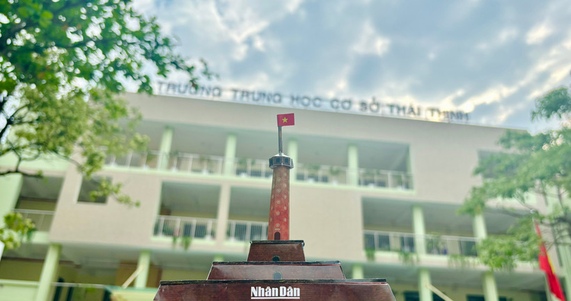 Cắt ghép mô hình Cột cờ Hà Nội từ Báo Nhân Dân: Lan tỏa tình yêu lịch sử đất nước 