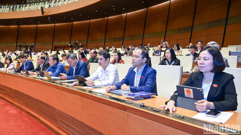 Sáng nay (27/11), với 100% (449/449) đại biểu Quốc hội có mặt biểu quyết tán thành, Quốc hội đã thông qua Luật Phòng không nhân dân.