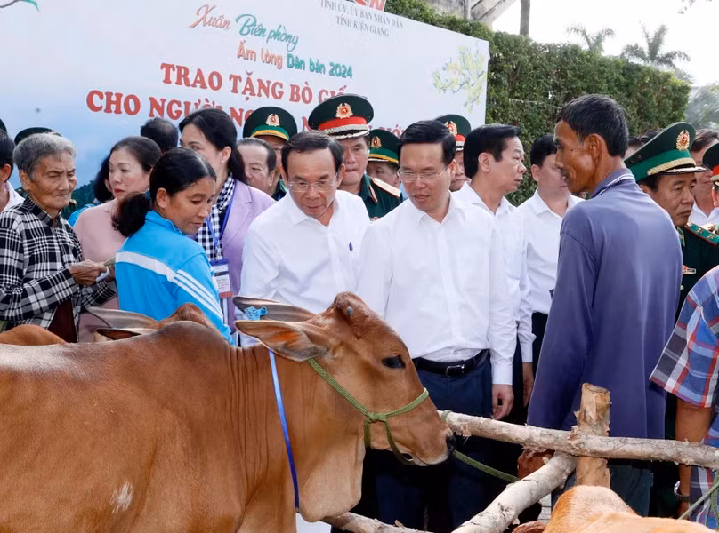 Chủ tịch nước Võ Văn Thưởng tặng bò cho hộ nghèo của chương trình “Xuân biên phòng ấm lòng dân bản”. (Ảnh: TTXVN)