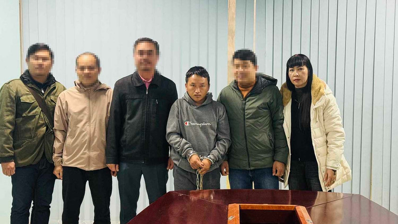 Thượng tá Nguyễn Thị Hồng Thúy (ngoài cùng bên phải) tiếp nhận đối tượng đặc biệt nguy hiểm từ công an nước bạn Lào. (Ảnh: NVCC)