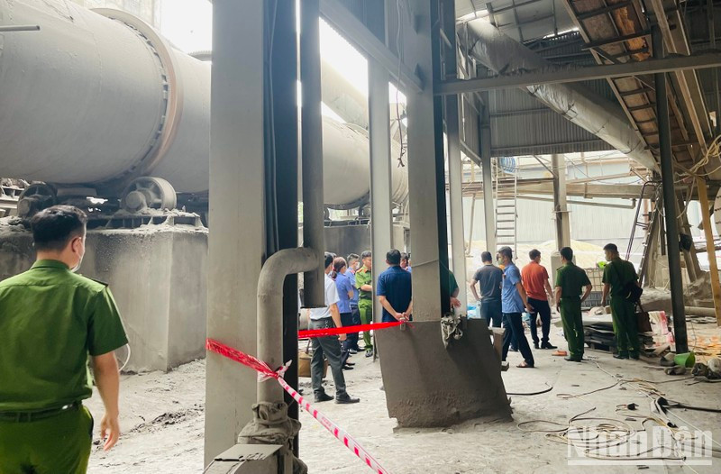 Cơ quan chức năng tổ chức khám nghiệm hiện trường vụ tai nạn lao động tại Yên Bái. (Ảnh: THANH SƠN) 