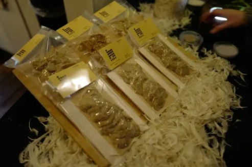 Sản phẩm protein có nguồn gốc từ lông gà của Kera Protein. (Ảnh: CNN/TTXVN)