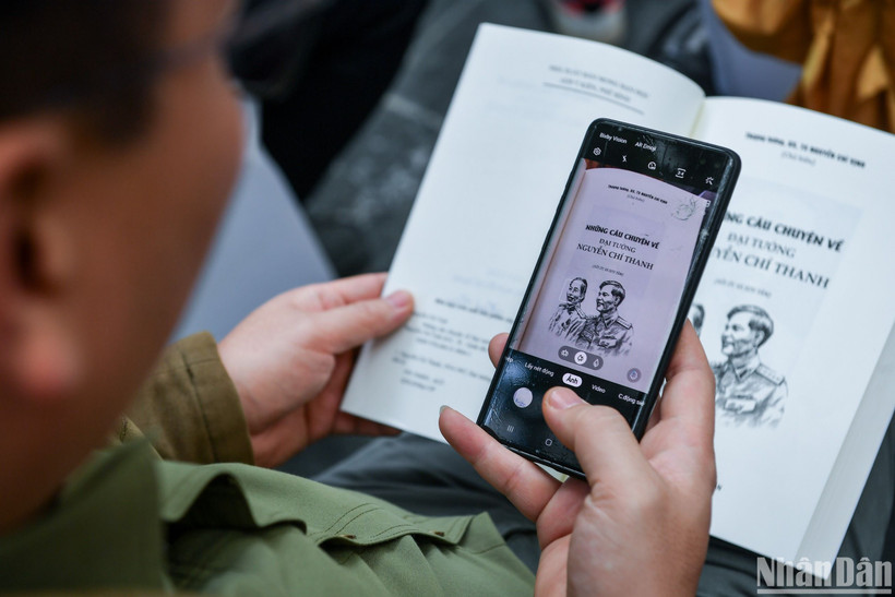 Một cựu chiến binh thích thú với tác phẩm Những câu chuyện về Đại tướng Nguyễn Chí Thanh.