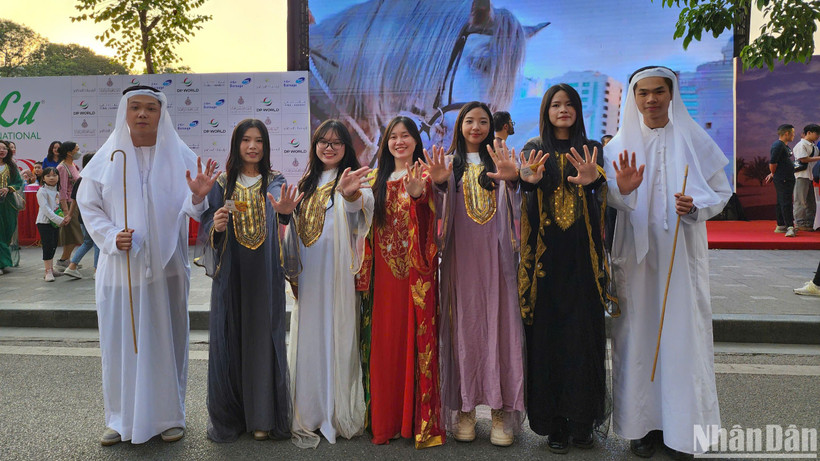 Giới trẻ hào hứng tham gia Ngày hội văn hóa UAE tại Hà Nội.