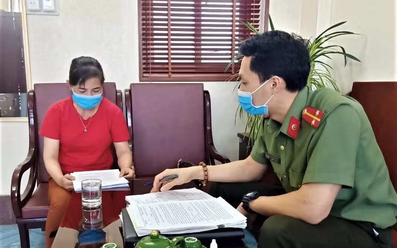 Công an tỉnh Quảng Ninh làm việc với đối tượng có hành vi quảng cáo thực phẩm chức năng, phụ gia thực phẩm không phù hợp quy định. (Ảnh: HOÀNG QUỲNH).