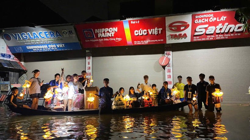 Những chiếc thuyền mang trung thu đến các vùng ngập lụt ở Hà Nội