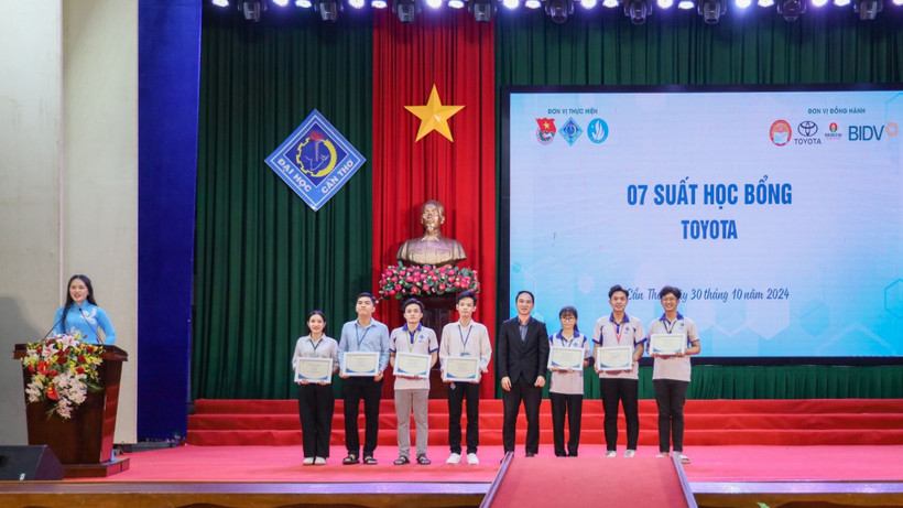 Năm 2024, Toyota Việt Nam đã trao 115 suất học bổng với tổng giá trị 690 triệu đồng cho sinh viên xuất sắc ngành kỹ thuật của 18 trường đại học.