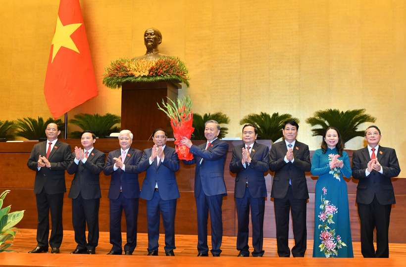 Các đồng chí lãnh đạo Đảng, Nhà nước tặng hoa chúc mừng Chủ tịch nước Tô Lâm. (Ảnh: ĐĂNG KHOA)