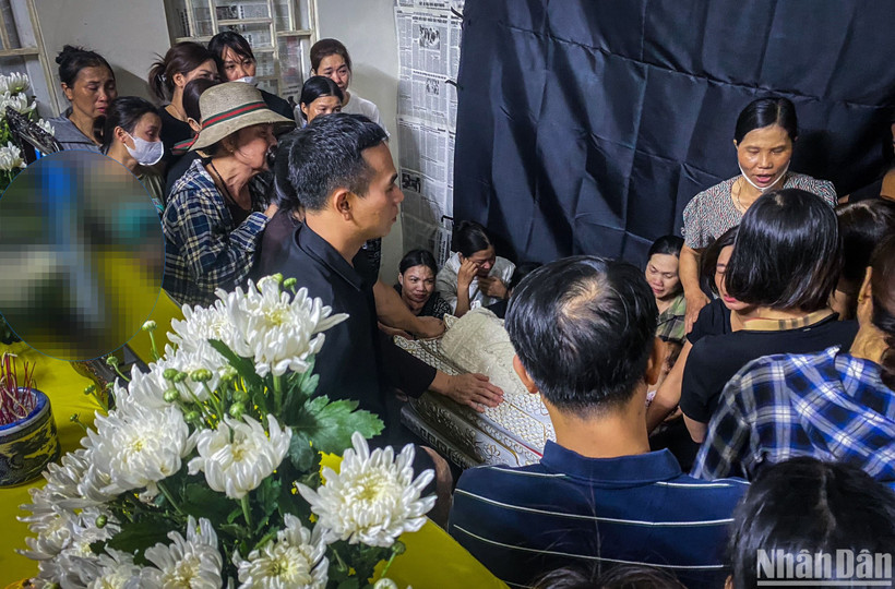 Nỗi đau của những người ở lại... (Ảnh: Thành Đạt)