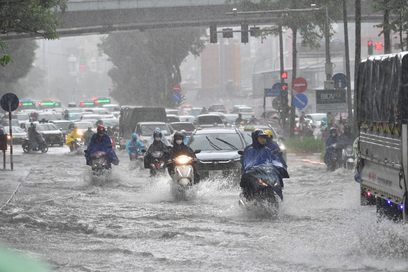 [Ảnh] Mưa lớn đầu giờ sáng, nhiều tuyến đường Hà Nội ngập cục bộ