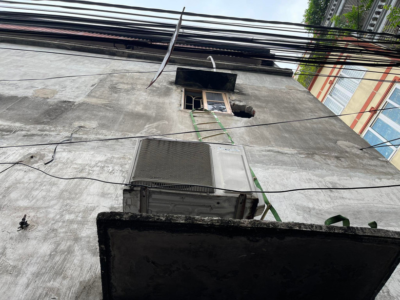 Một lối thoát được người dân đục mở tại vụ cháy nhà trọ trên phố Trung Kính.