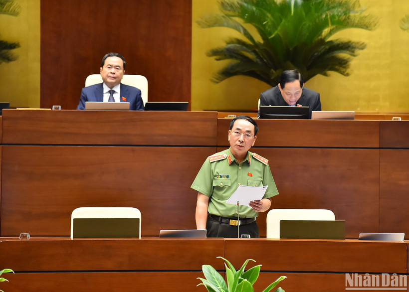 Thượng tướng Trần Quốc Tỏ, Thứ trưởng điều hành Bộ Công an đã báo cáo tiếp thu, giải trình về một số nội dung còn có ý kiến khác nhau có liên quan đến dự thảo Luật Quản lý, sử dụng vũ khí, vật liệu nổ và công cụ hỗ trợ (sửa đổi) tại phiên họp sáng 3/6. (Ảnh: THỦY NGUYÊN)