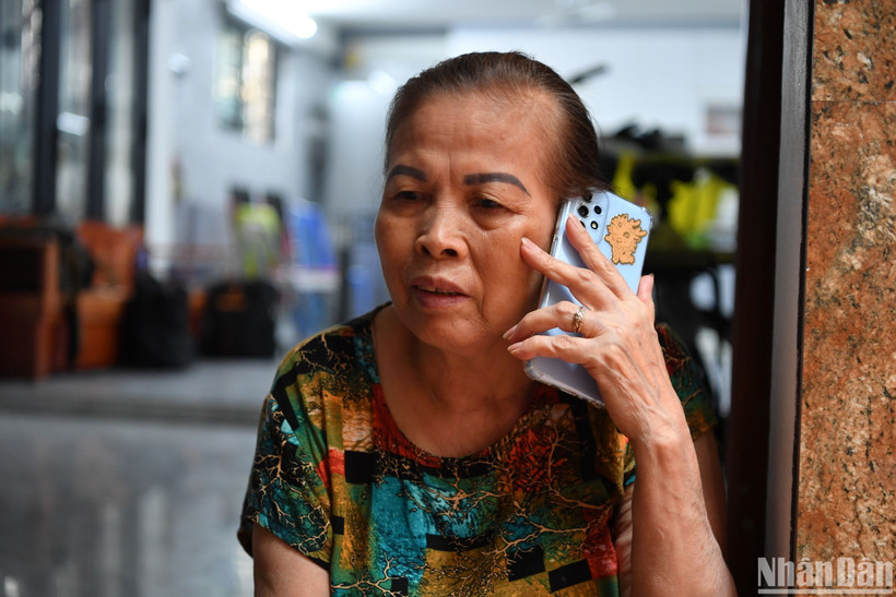Bà Việt, một nhân chứng kể lại giây phút kinh hoàng vụ cháy Trung Kính. (Ảnh: Thành Đạt)