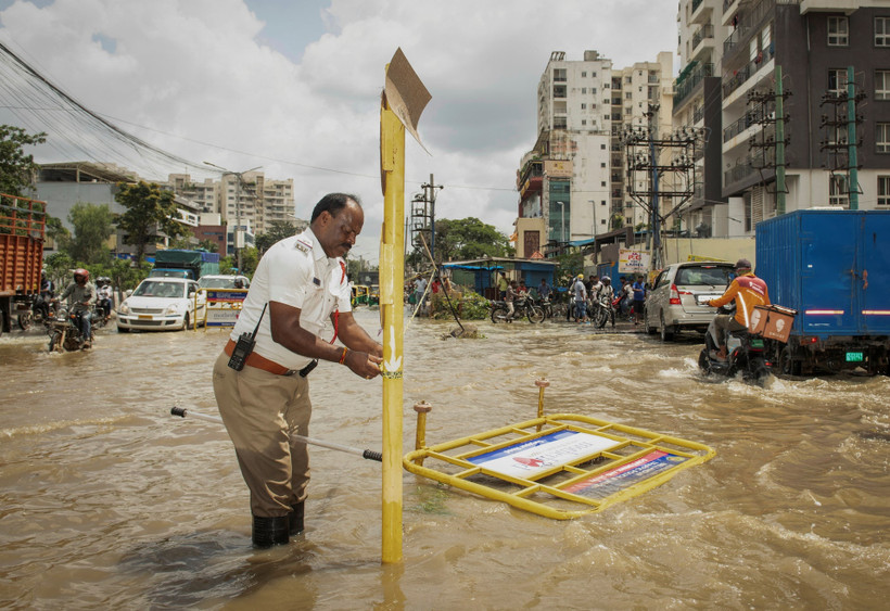 Đường phố tại bang Bengaluru (Ấn Độ) ngập lụt sau mưa lớn kéo dài. (Ảnh: Reuters)