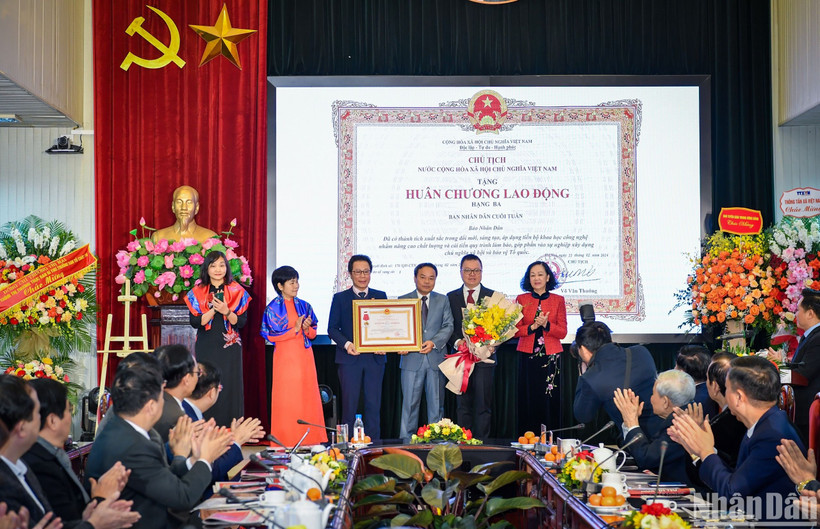Thay mặt lãnh đạo Đảng, Nhà nước, đồng chí Trương Thị Mai, Ủy viên Bộ Chính trị, Thường trực Ban Bí thư Trung ương Đảng, Trưởng Ban Tổ chức Trung ương đã trao tặng Huân chương Lao động hạng Ba cho Ban Nhân Dân cuối tuần (Báo Nhân Dân).