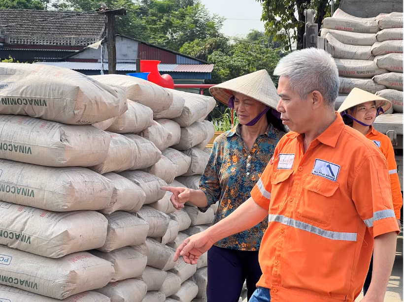 Masan High-Tech Materials mang lại những giá trị bền vững cho cộng đồng. Trong ảnh: Hỗ trợ cho huyện Đại Từ 3.000 tấn xi măng cho phong trào mở rộng đường xóm 6m.