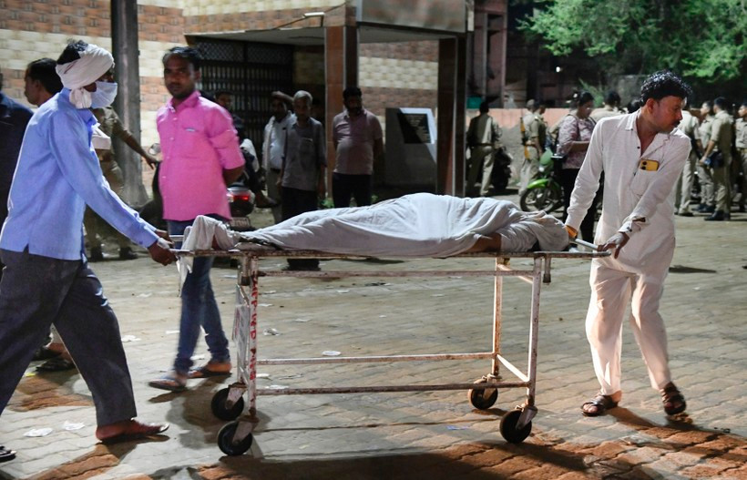 Chuyển thi thể nạn nhân thiệt mạng trong vụ giẫm đạp tại Hathras, bang Uttar Pradesh, Ấn Độ, ngày 3/7/2024. (Ảnh: THX/TTXVN)