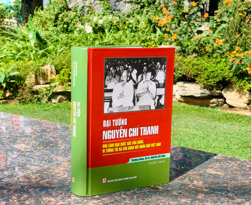 Bìa ấn phẩm "Đại tướng Nguyễn Chí Thanh - Nhà lãnh đạo xuất sắc của Đảng, vị tướng tài ba của Quân đội nhân dân Việt Nam".