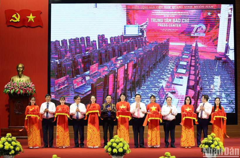 Các đại biểu cắt băng khánh thành Trung tâm Báo chí Kỷ niệm 70 năm Chiến thắng Điện Biên Phủ.