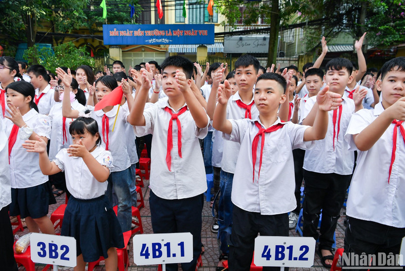 [Ảnh] Lễ khai giảng đặc biệt của những học sinh hát quốc ca... bằng đôi tay