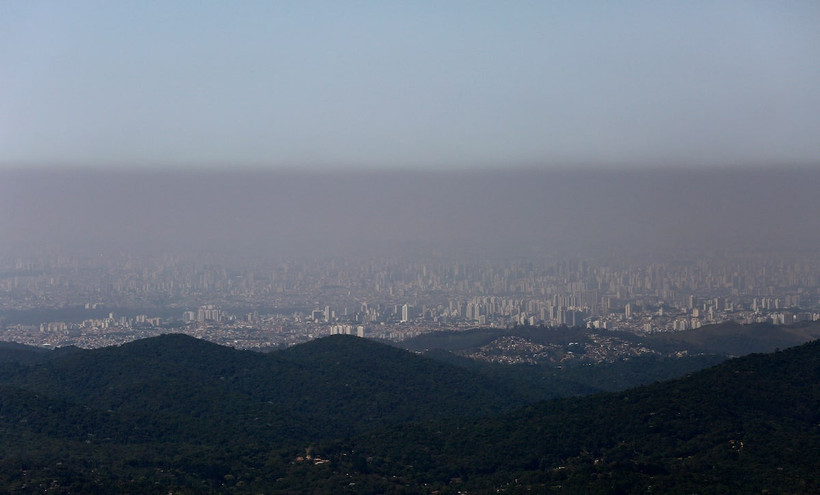 Các tòa nhà ở thành phố Sao Paulo (Brazil) chìm trong sương mù do ô nhiễm. (Ảnh: Reuters)