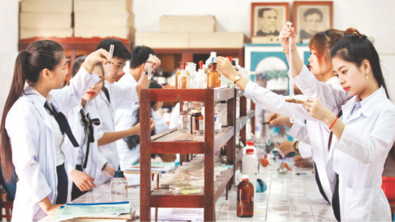 Sinh viên Trường đại học Quy Nhơn nghiên cứu khoa học.