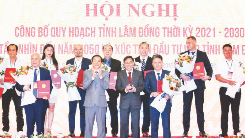 Đại diện lãnh đạo tỉnh Lâm Đồng trao chứng nhận đăng ký đầu tư cho đại diện các tập đoàn, doanh nghiệp.