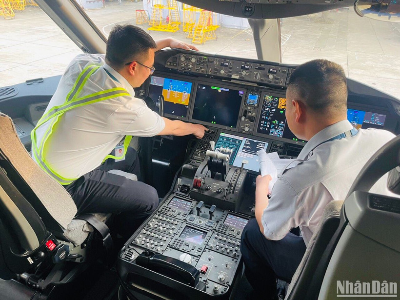 Các kỹ sư VAECO hiệu chỉnh thông số kỹ thuật máy bay.