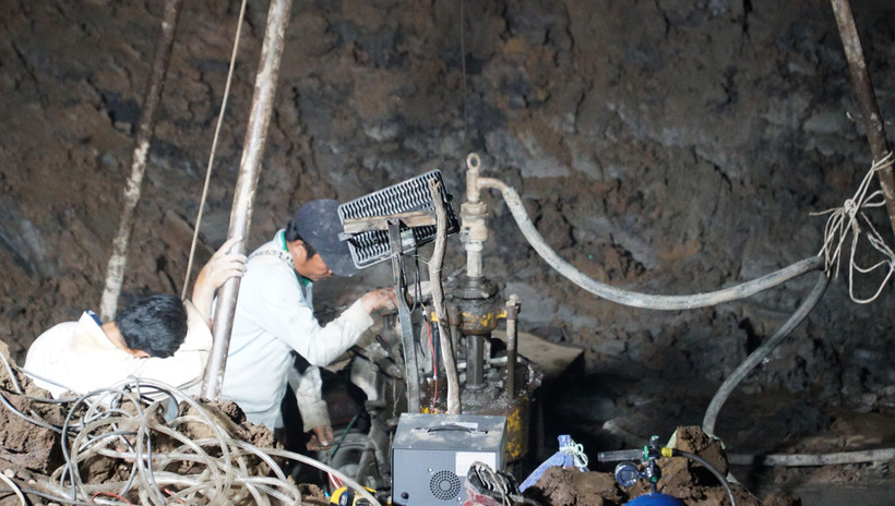 Trắng đêm cứu hộ cháu bé bị mắc kẹt dưới trụ bê-tông sâu 35m tại Đồng Tháp. (Ảnh: Hữu Nghĩa)