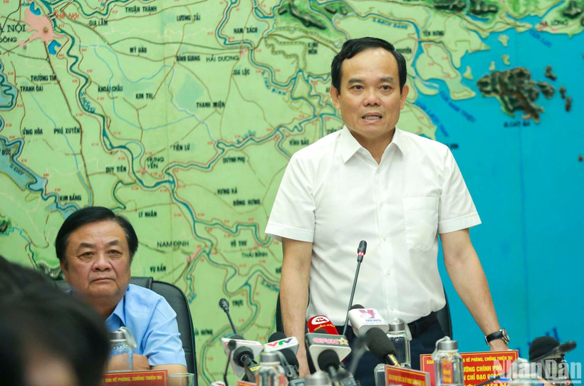 Phó Thủ tướng Chính phủ Trần Lưu Quang, Trưởng Ban Chỉ đạo quốc gia về Phòng chống thiên tai, Chủ tịch Ủy ban quốc gia Ứng phó sự cố thiên tai và Tìm kiếm cứu nạn phát biểu chỉ đạo cuộc họp.