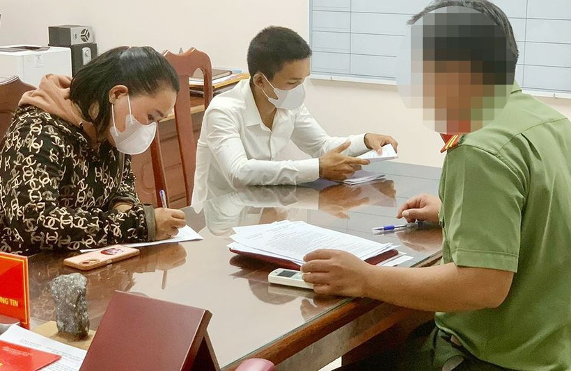 Tại cơ quan công an, ông V. và bà D thừa nhận hành vi sai phạm của mình.