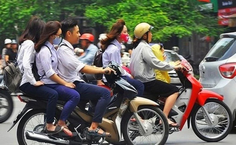 Tình trạng học sinh vi phạm pháp luật về trật tự an toàn giao thông hiện nay ngày càng phổ biến và diễn biến phức tạp. (Ảnh: Báo Nhân Dân)