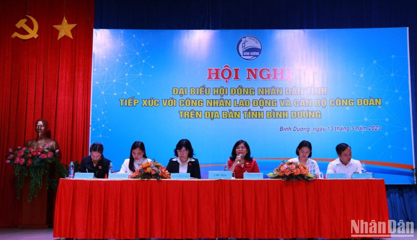 Các đại biểu chủ trì hội nghị.