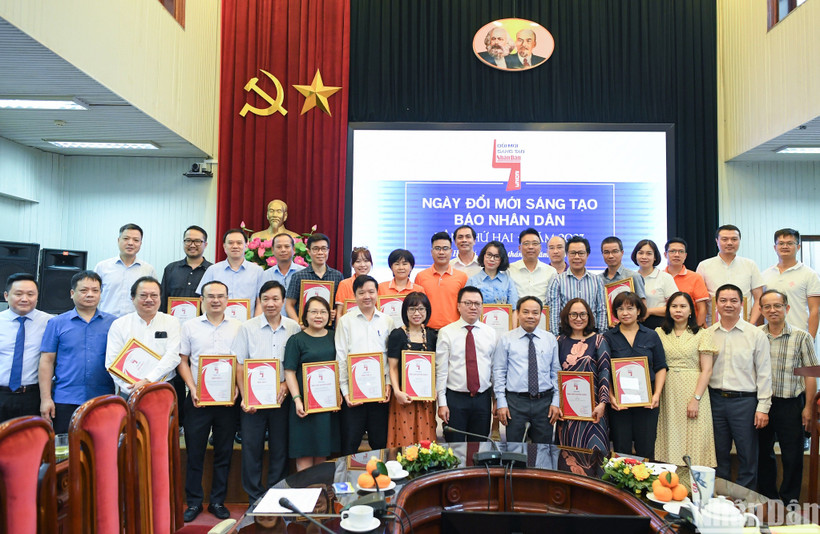 Đại diện các nhóm tác giả, đơn vị đạt giải tại Ngày đổi mới sáng tạo Báo Nhân Dân lần thứ hai chụp ảnh lưu niệm cùng Ban Biên tập Báo Nhân Dân. (Ảnh: Thành Đạt)
