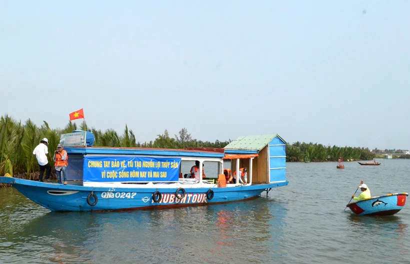Thả tôm sú giống xuống khu vực rừng dừa Bảy Mẫu. (Ảnh: Q.V)