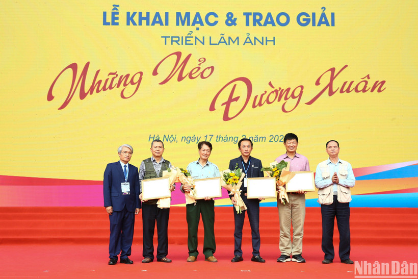 Các tác giả đoạt giải tại triển lãm. (Ảnh: Ngọc Khánh)