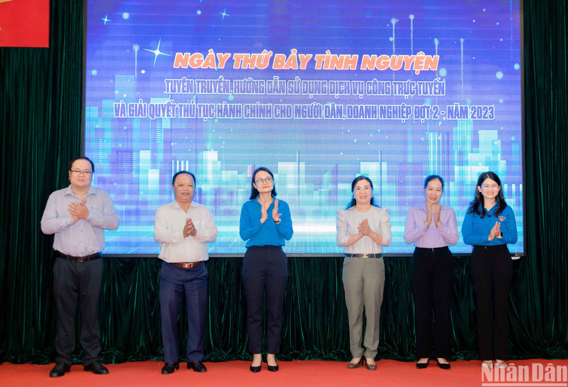 Lãnh đạo Ban Thường vụ Thành Đoàn và huyện Nhà Bè thực hiện nghi thức Ngày thứ Bảy tình nguyện tuyên truyền, hướng dẫn sử dụng dịch vụ công trực tuyến và giải quyết thủ tục hành chính cho người dân, doanh nghiệp đợt 2 năm 2023.