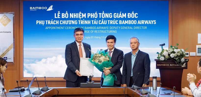 CEO Bamboo Airways Lương Hoài Nam (ngoài cùng bên trái) trao quyết định bổ nhiệm Phó Tổng Giám đốc cho ông Hoàng Hải. (Ảnh: BAV)