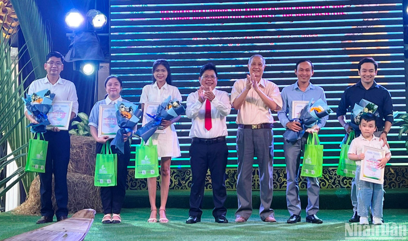 Ban Tổ chức trao giải cho các tác giả đoạt giải cuộc thi ảnh đẹp “Nụ cười Bến Tre”.
