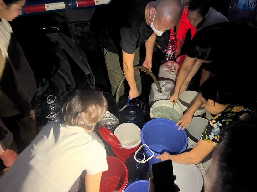 Người dân Thanh Hà vẫn phải hứng từng xô nước để sử dụng. 