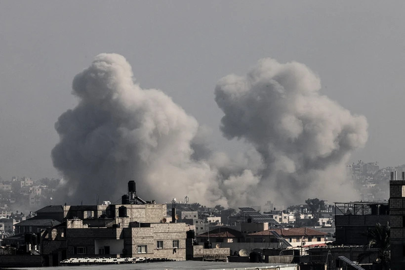 Quân đội Israel đẩy mạnh hoạt động không kích Dải Gaza nhằm tiêu diệt lực lượng Hamas ngày 17/12/2023. (Ảnh: AFP/TTXVN)