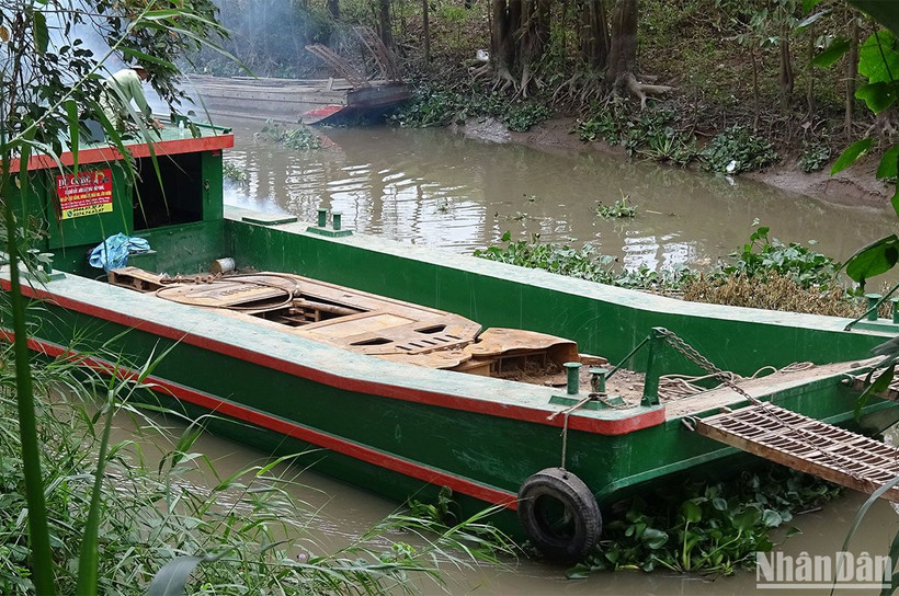 Vận chuyển gầu cạp đất. (Ảnh: Hữu Nghĩa)