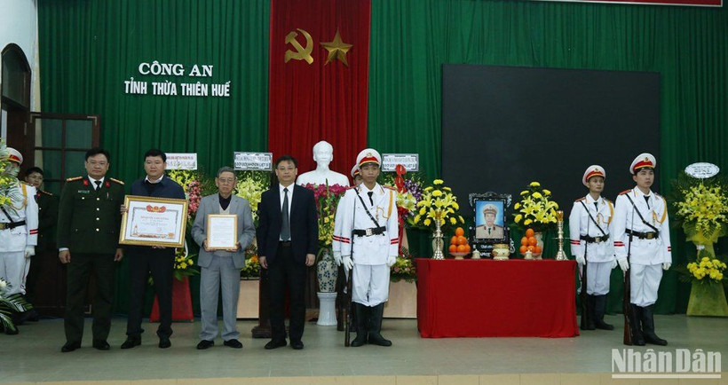 Phó Chủ tịch Thường trực Ủy ban nhân dân tỉnh Nguyễn Thanh Bình; Giám đốc Công an tỉnh, Đại tá Nguyễn Thanh Tuấn trao bằng “Tổ quốc ghi công” cho thân nhân liệt sĩ Võ Duy Khánh.
