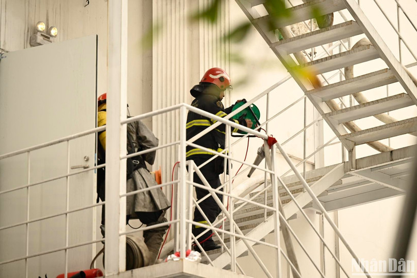 Cảnh sát tiếp cận hiện trường vụ cháy qua cầu thang thoát hiểm.