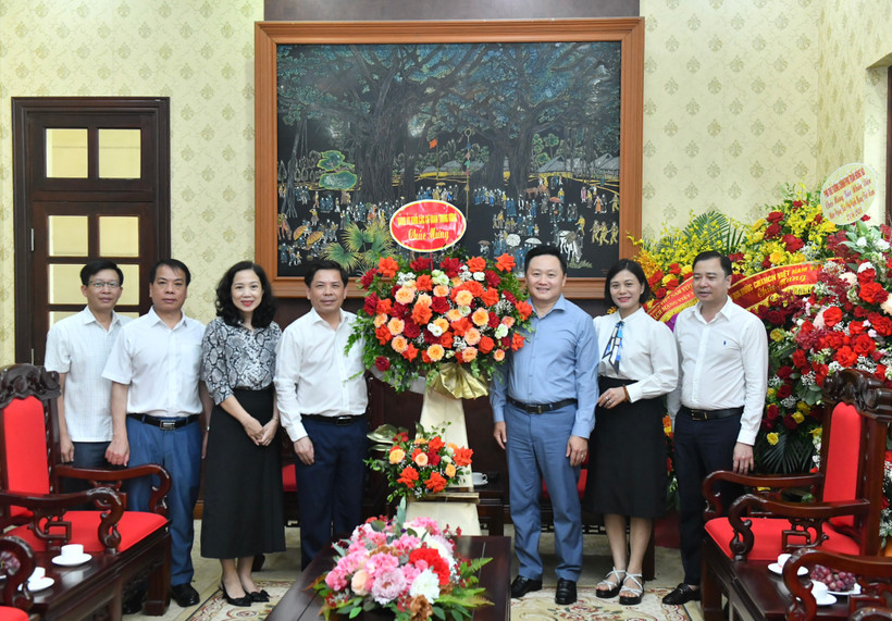 Đồng chí Nguyễn Văn Thể, Ủy viên Trung ương Đảng, Bí thư Đảng ủy Khối các cơ quan Trung ương tặng hoa chúc mừng Báo Nhân Dân nhân dịp kỷ niệm 98 năm Ngày Báo chí cách mạng Việt Nam. (Ảnh: ĐĂNG KHOA) 
